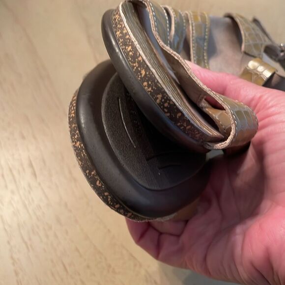 SAS Women's Allegro Beige Patent Croc Print Strappy Comfort Sandal 9.5 W Wide - Picture 14 of 16